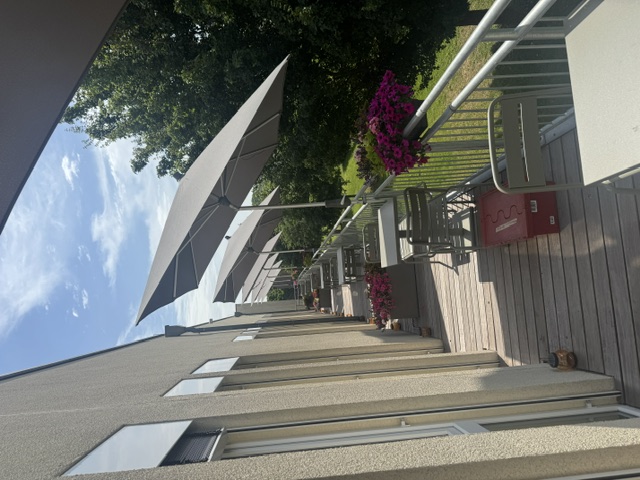 Balkon des Hospiz mit Sonnenschirmen